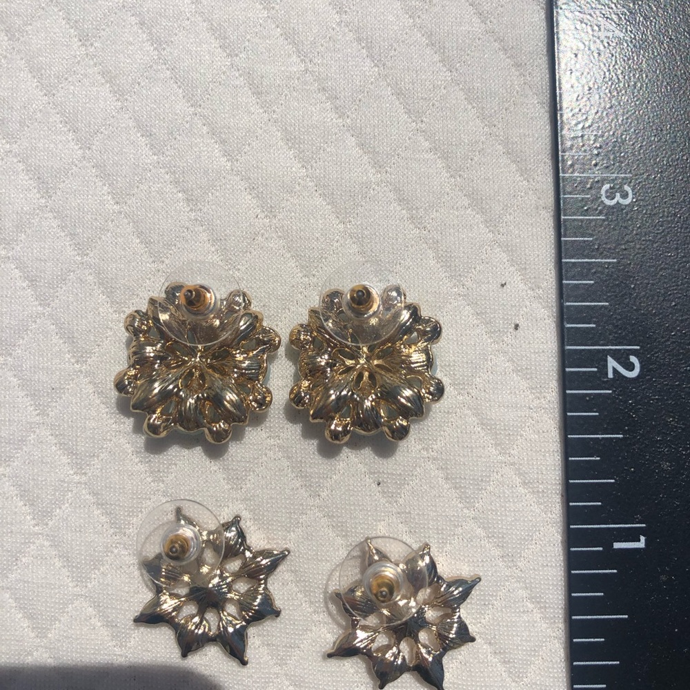 Beautiful bundle of flowery classic earrings ✨ Timeless feel✨ - Picture 8 of 12